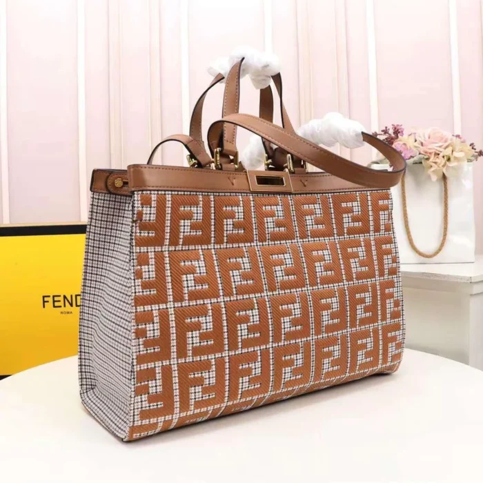 ⁦Fendi Peekaboo Tote Bag⁩ - الصورة ⁦2⁩