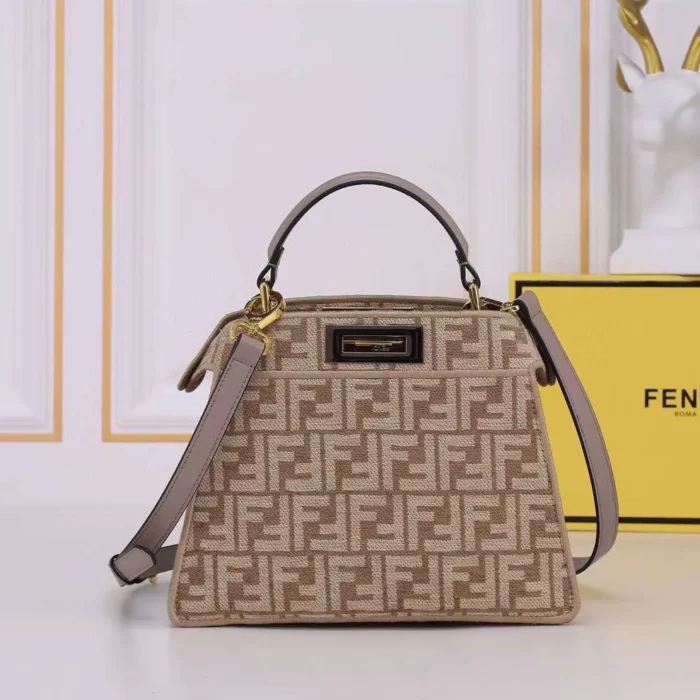 ⁦Fendi Peekaboo Bag Style⁩ - الصورة ⁦3⁩