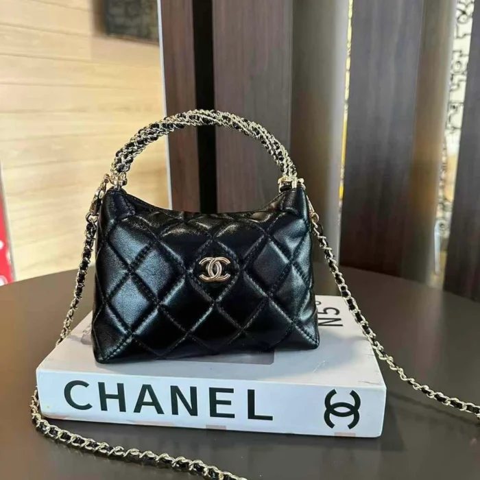 ⁦Chanel clutch With Chain Bag⁩ - الصورة ⁦2⁩