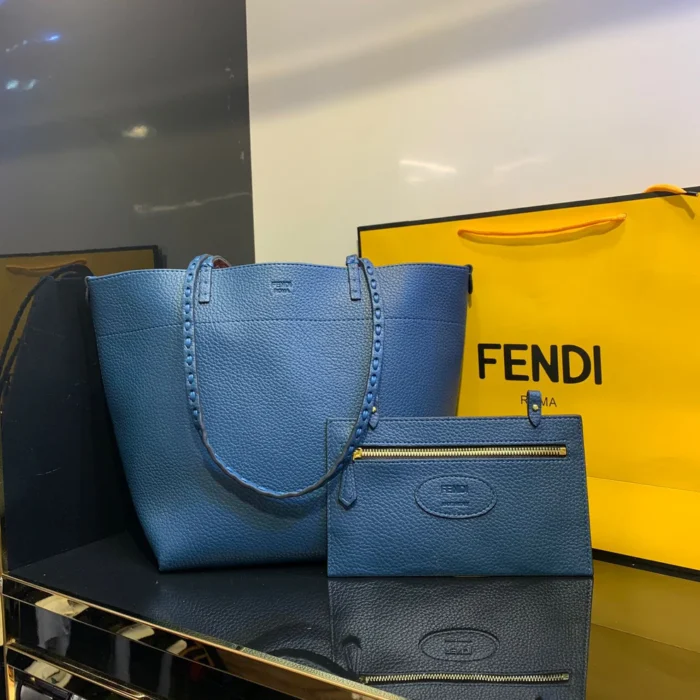 ⁦Fendi Women's Medium Roll Tote Bag⁩ - الصورة ⁦3⁩