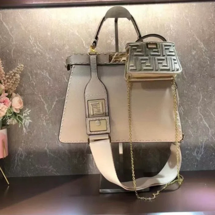 ⁦Fendi peekaboo iseeu Bag CM33⁩ - الصورة ⁦4⁩