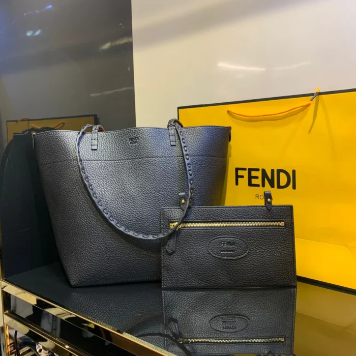 ⁦Fendi Women's Medium Roll Tote Bag⁩ - الصورة ⁦2⁩