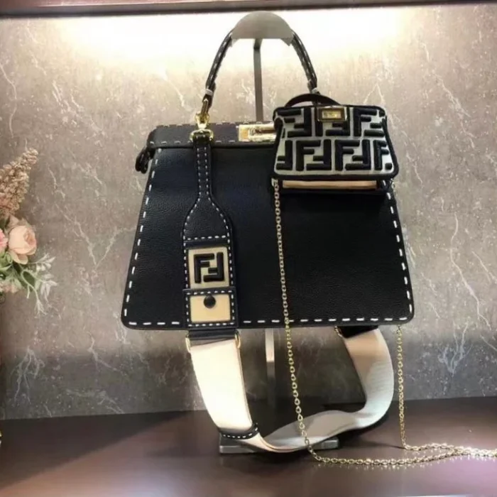 ⁦Fendi peekaboo iseeu Bag CM33⁩ - الصورة ⁦6⁩