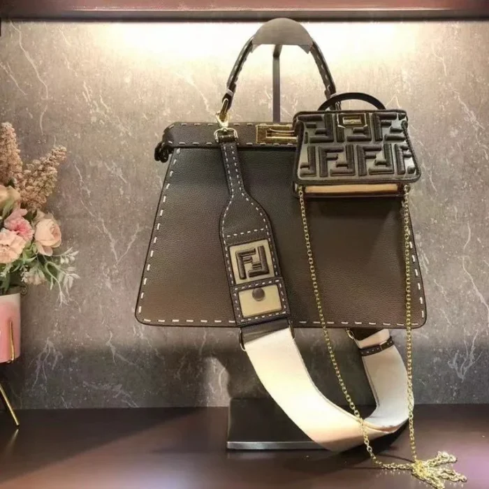 ⁦Fendi peekaboo iseeu Bag CM33⁩ - الصورة ⁦2⁩