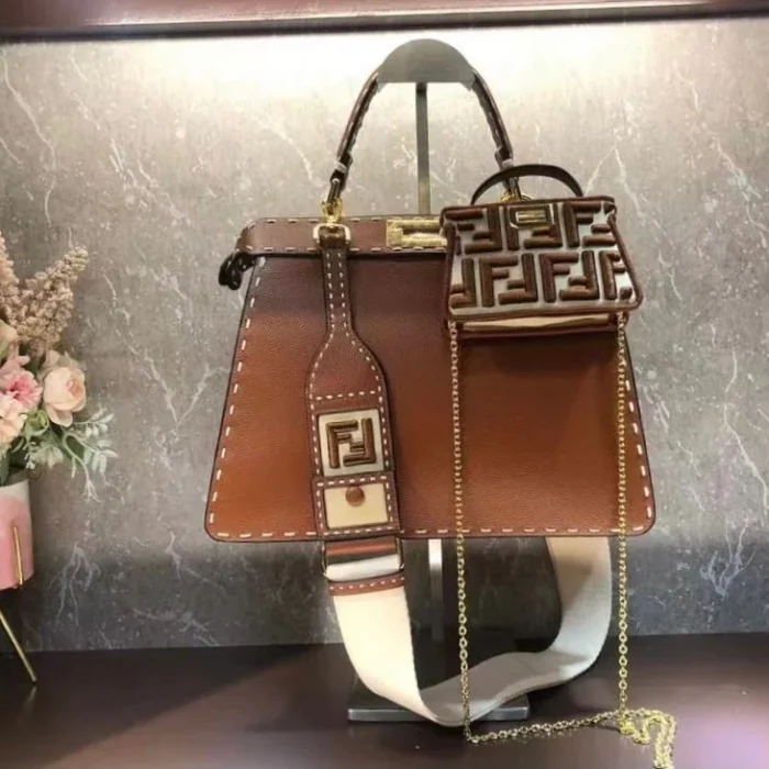 ⁦Fendi peekaboo iseeu Bag CM33⁩ - الصورة ⁦3⁩