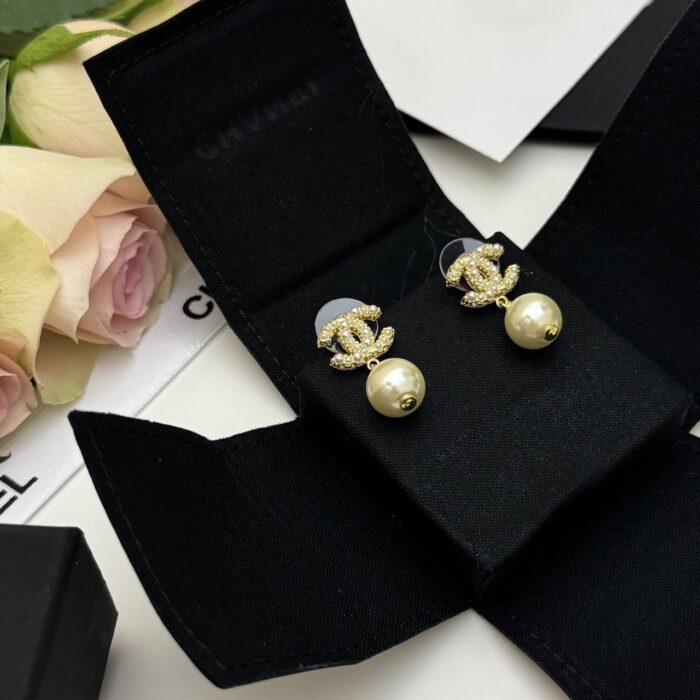 Chanel earrings decorated zirconium